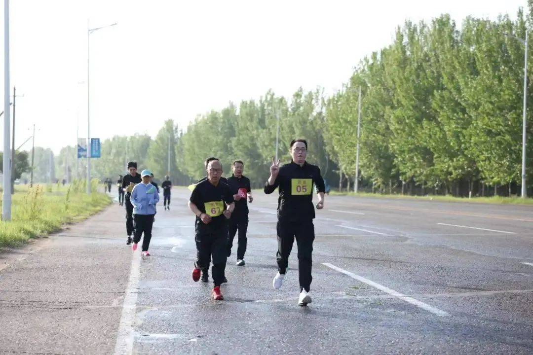 开云体育官网app-选手拼尽全力奋勇争先，一路向前冲刺的简单介绍